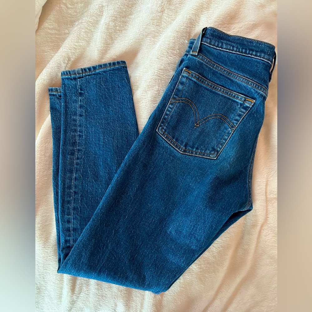 Levi’s wedgie jeans in Charleston move colour